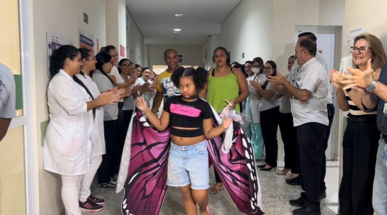 Menina atingida por linha com cerol recebe alta após 25 dias de internação