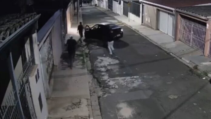 Mulher tem carro roubado ao sair de casa; veja