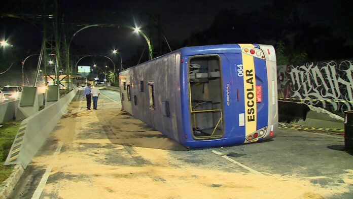 O que se sabe sobre o ônibus escolar que tombou com estudantes na ponte velha, em Paulínia