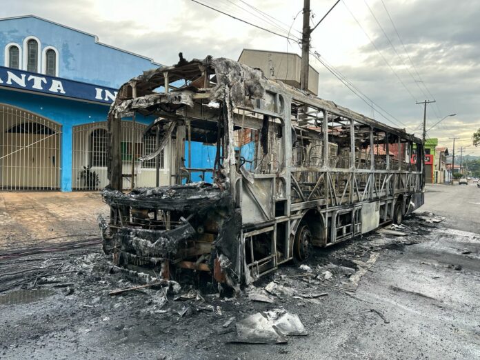 Ônibus do transporte público é incendiado durante a madrugada Ônibus do transporte público é incendiado durante a madrugada