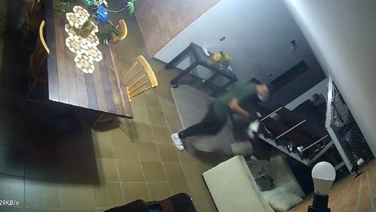 Trio armado invade casa e faz casal e filhos reféns