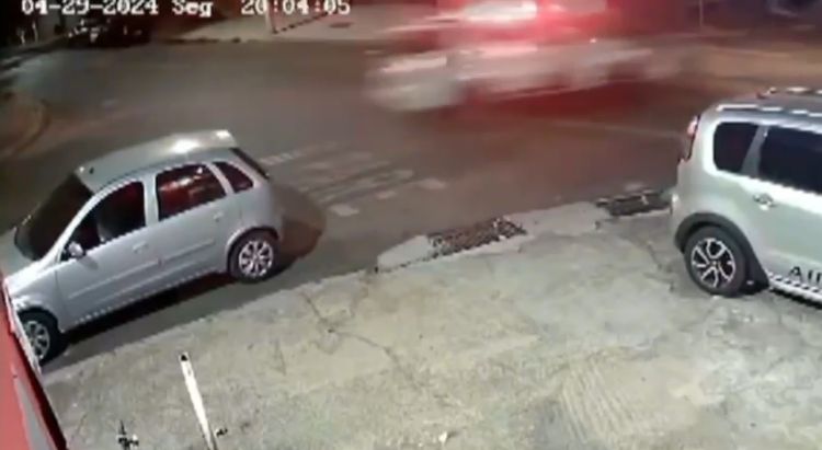 Viatura da PM atinge motociclista em cruzamento no interior de SP