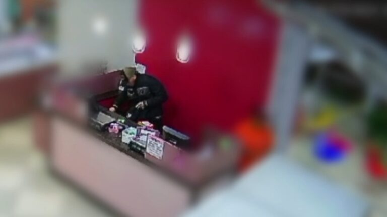Criminoso se passa por cliente e rouba sorveteria; veja vídeo