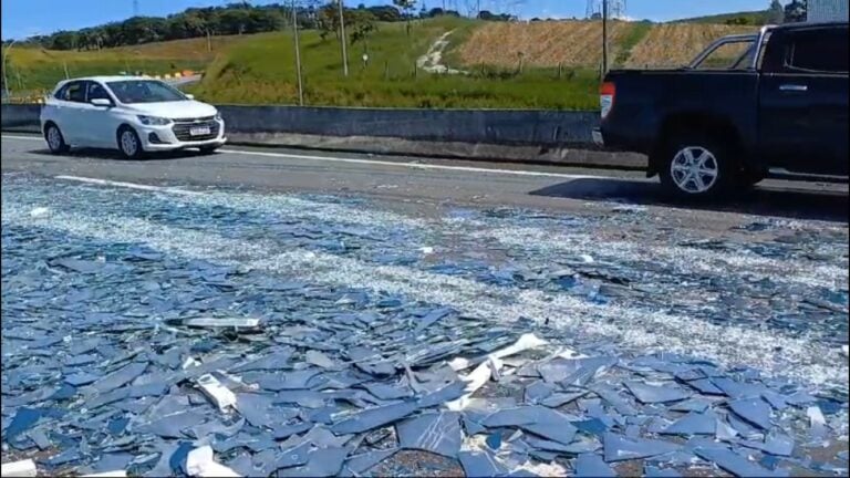 Espelhos tobam de caminhão e causam bloqueio na Carvalho Pinto