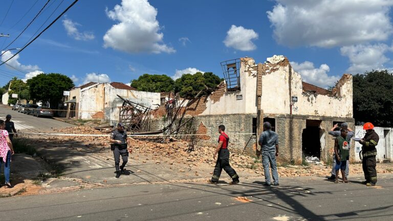 Imóvel abandonado desaba e atinge casa vizinha; homem escapou por pouco