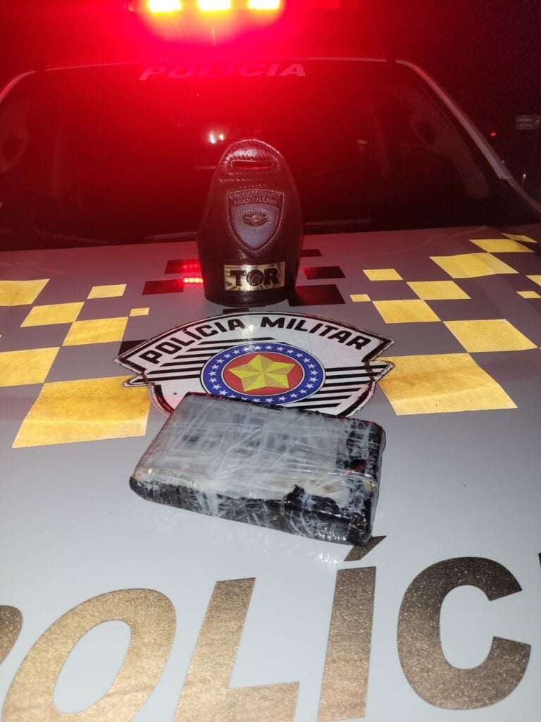 A droga estava escondida em uma mochila no assoalho de um carro que seguia pela rodovia Adhemar Pereira de Barro na altura de Campinas.