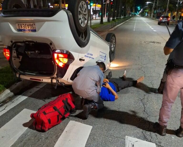 Motorista fica ferido após capotar o carro em cidade do litoral