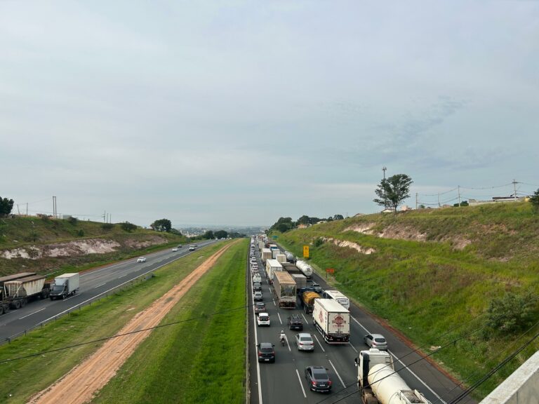 Perseguição policial provoca acidente na Bandeirantes; congestionamento chega a 10km
