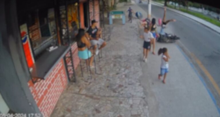 Vídeo: Grupo de mulheres é atropelado por moto desgovernada no interior de SP