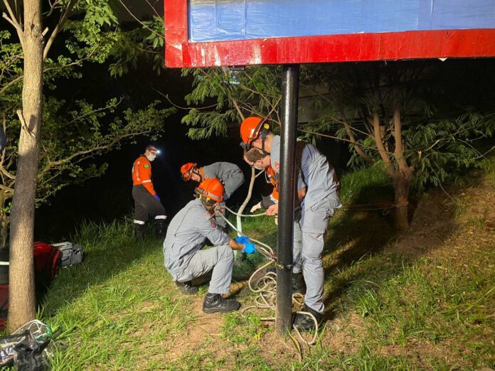 Casal cai em córrego após acidente na Prestes Maia