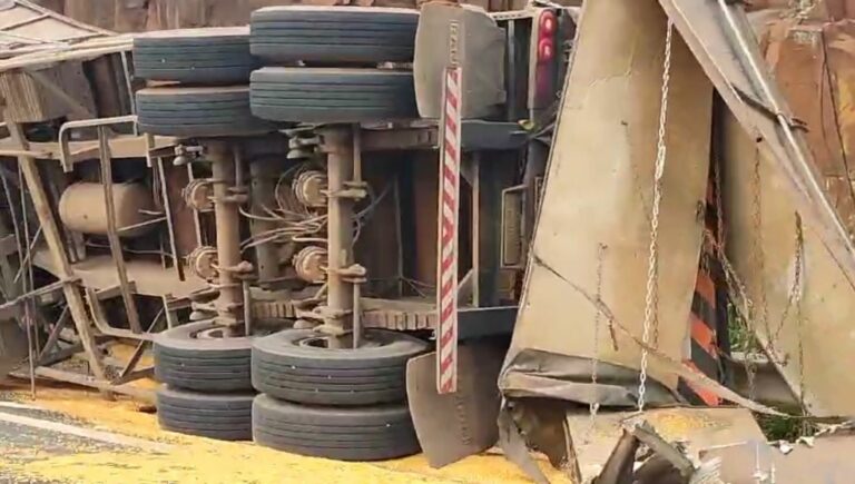 Em tentativa de ultrapassagem, caminhão carregado com milho tomba em rodovia de Cravinhos