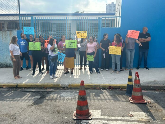 Pais fazem manifestação após casos de importunação sexual em escola