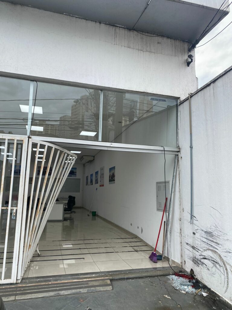 Caminhonete desgovernada invade concessionária na Av. Norte Sul