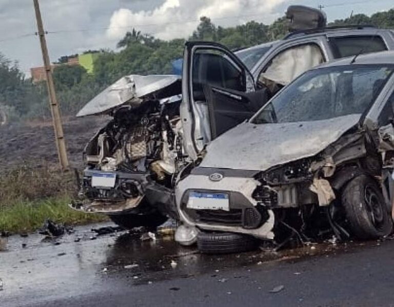 Cinco veículos se envolvem em acidente por conta de fumaça de incêndio em Pereira Barreto