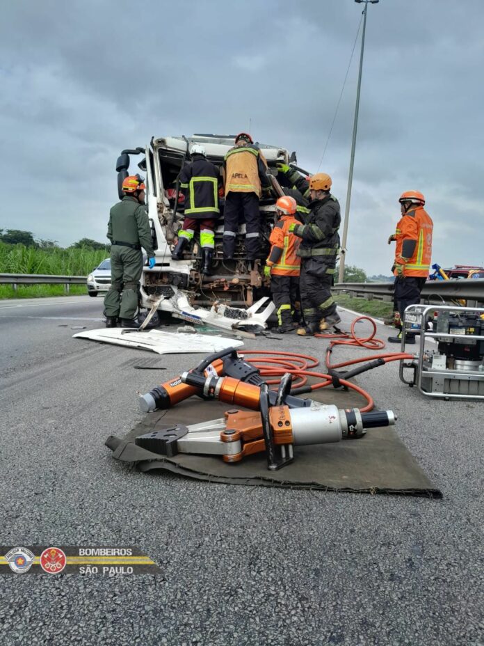 Homem é socorrido pelo Águia após batida de caminhões na Dutra