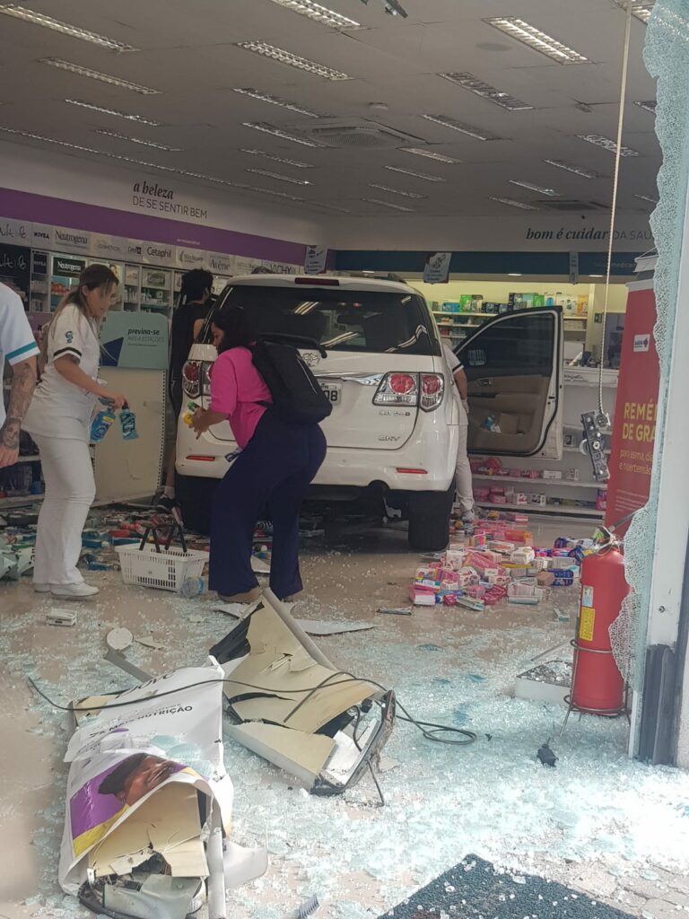 Motorista passa mal e invade farmácia com o carro no centro de São José