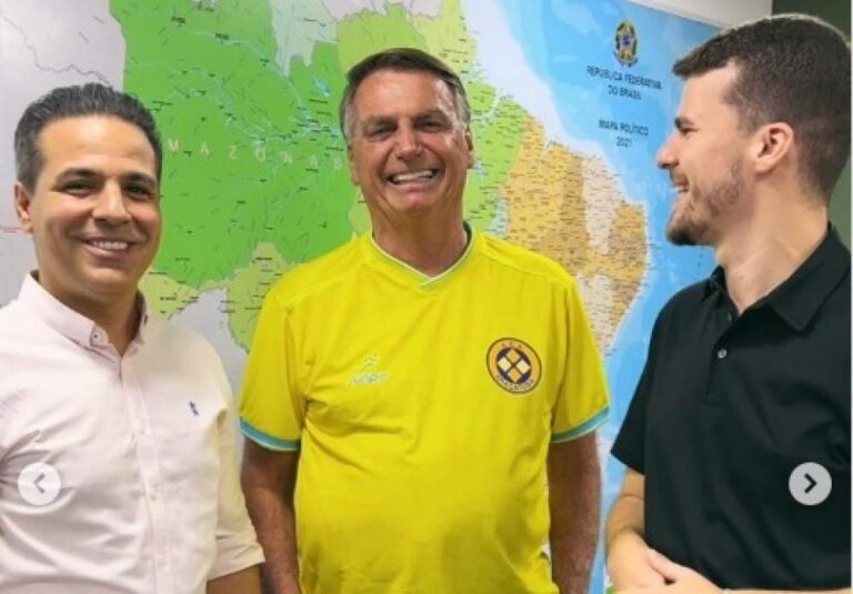 Vereador Lucas Zanatta presenteia ex-presidente Jair Bolsonaro com camiseta da AEA