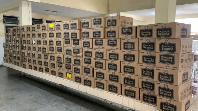 Casa com mais de 100 caixas de mercadoria roubada é encontrada em São Vicente; Um suspeito fugiu; VÍDEO