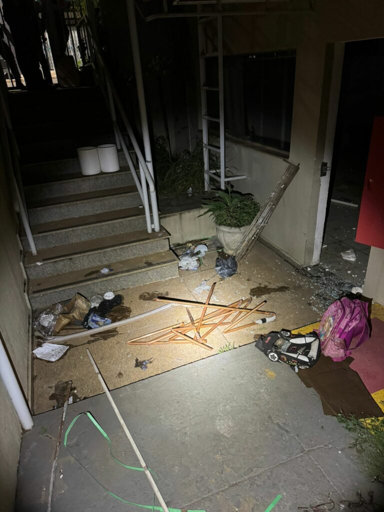 Homem é preso após ser flagrado em prédio comercial