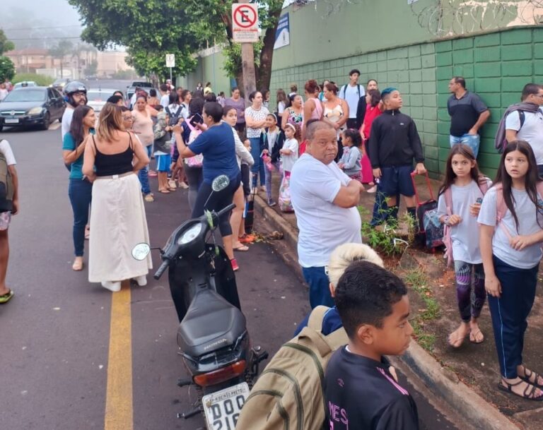 Pais, estudantes e professores fazem manifestação contra diretora de escola municipal do Jardim Zara