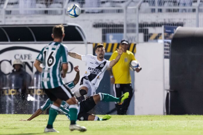 WhatsApp Image 2024-04-21 at 20.07.35 Gabriel Risso, em ação pela Ponte Preta contra o Coritiba, pela Série B. Foto: Diego Reis/Especial PontePress.