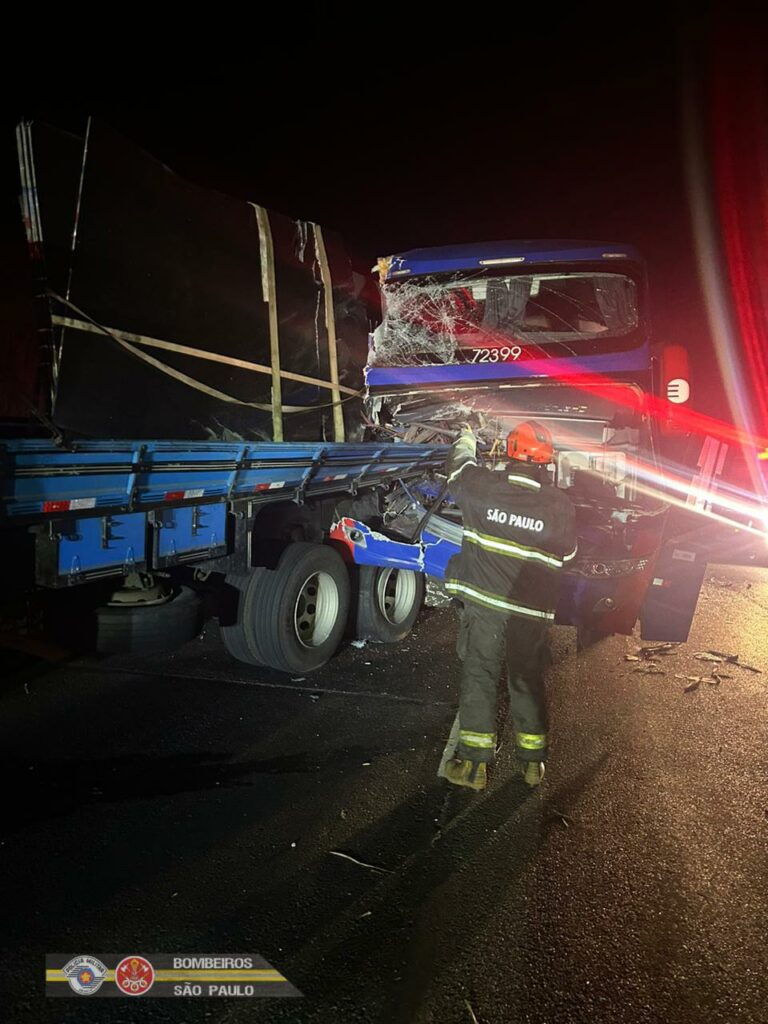 ônibus bate em caminhão na dutra em lavrinhas