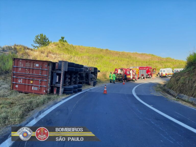 Motorista fica ferido após tombar caminhão na Rodovia Dom Pedro I