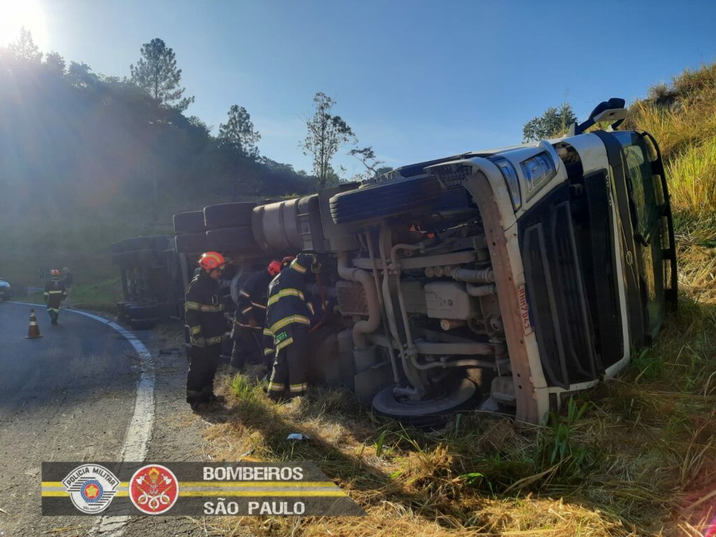 Motorista fica ferido após tombar caminhão na Rodovia Dom Pedro I
