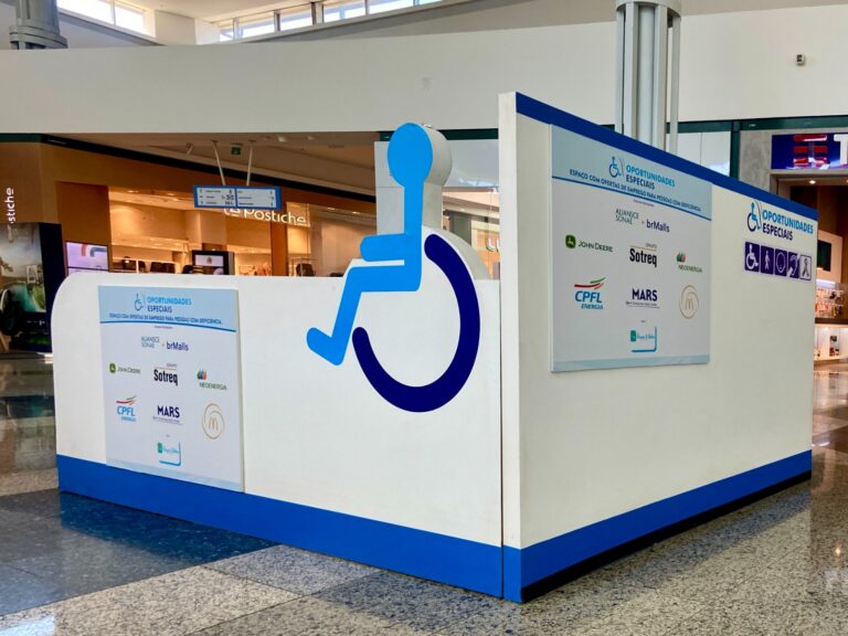 Shopping de Campinas recebe quiosque para vagas de emprego PCD