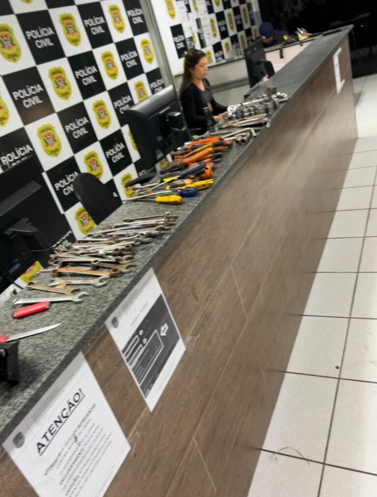 Cinco homens são presos com ferramentas furtadas dentro de pátio de veículos