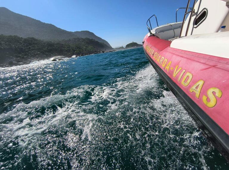 Marinha e GBMar iniciam 5º dia de buscas por pescadores desaparecidos no Litoral Norte de SP