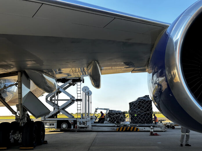 Viracopos recebe parte dos equipamentos para o show da cantora Madonna