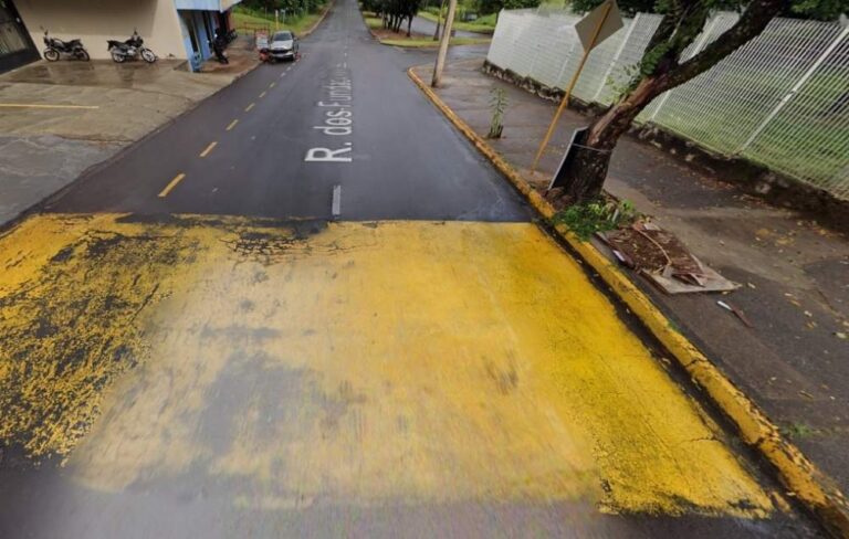 Mulher fica gravemente ferida após ser prensada entre carro e placa de sinalização