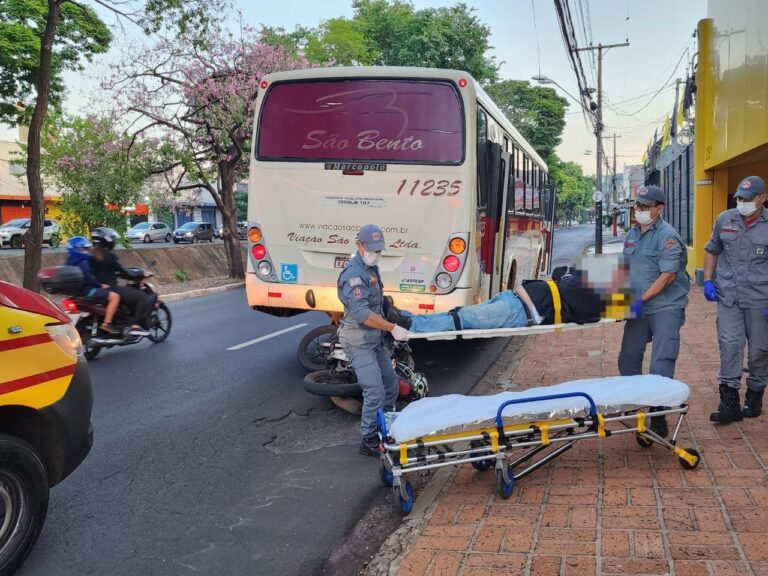 Ônibus faz parada na Av. Francisco Junqueira e motociclista de 54 anos fica ferido após colisão traseira
