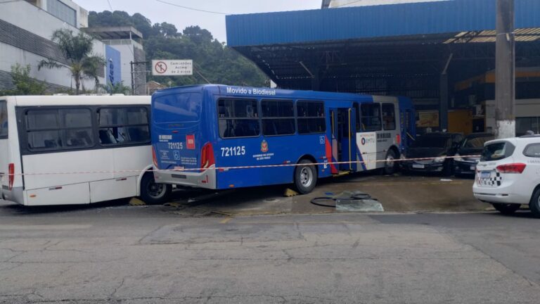 Acidente entre ônibus e carros deixa mais de 10 feridos e posto de gasolina é destruído em Santos; VÍDEO