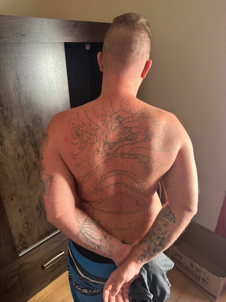 Homem indiciado por tráfico, violência doméstica e lesão corporal é capturado