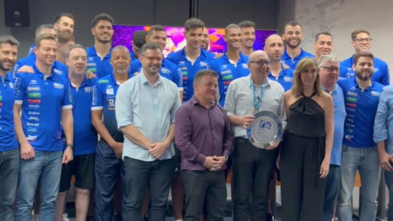 Vôlei Renata é recepcionado pelo prefeito Dário Saadi em evento na prefeitura