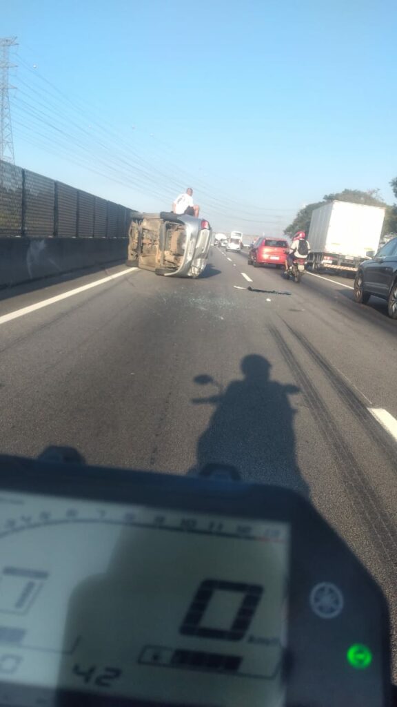 Carro capota após batida e uma pessoa fica ferida na via Dutra