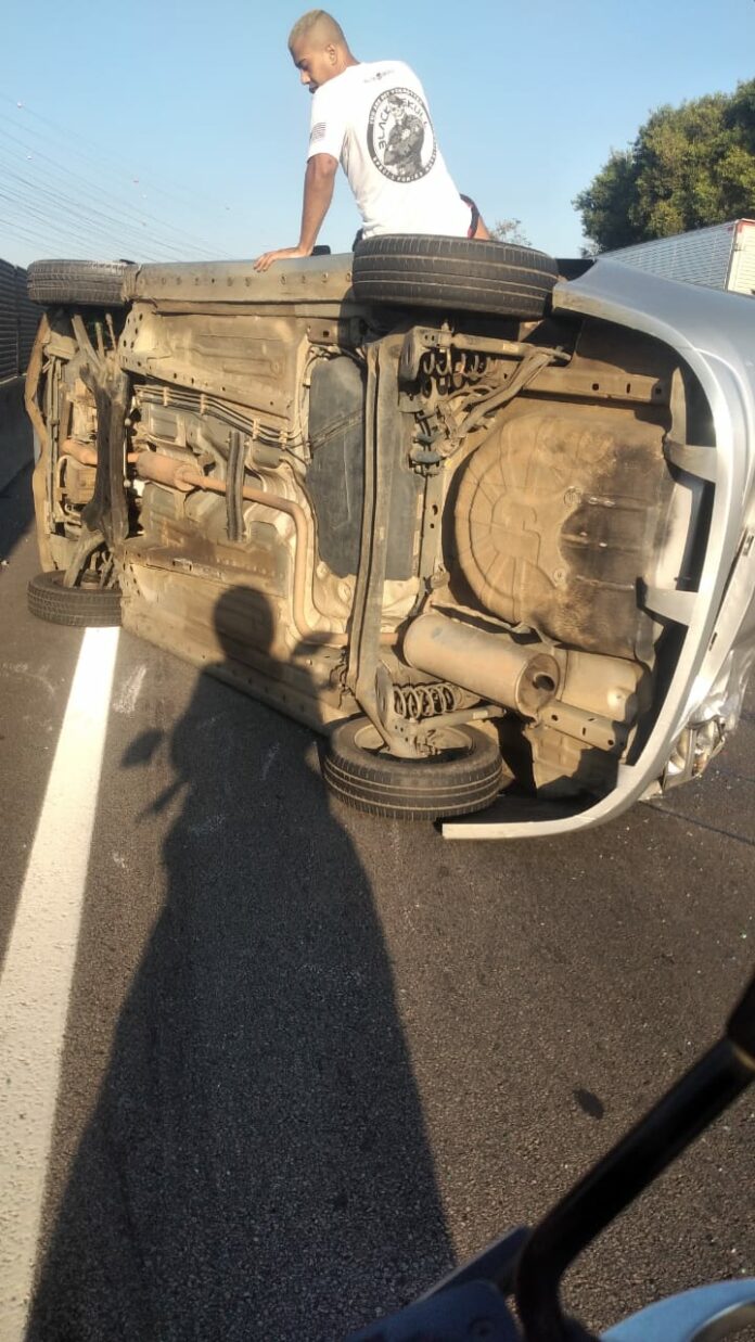 Carro capota após batida e uma pessoa fica ferida na via Dutra