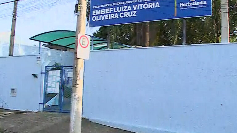 Blocos de concreto na calçada impedem passagem de alunos