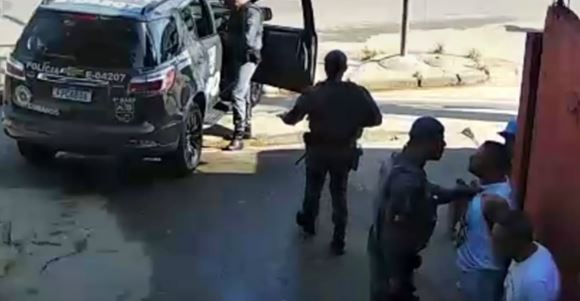 Comerciante é agredido por policial durante abordagem em Guarujá; VÍDEO