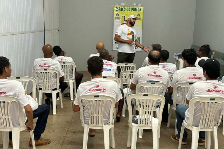 Curso de pintura profissional oferece nova perspectiva para homens em situação de rua