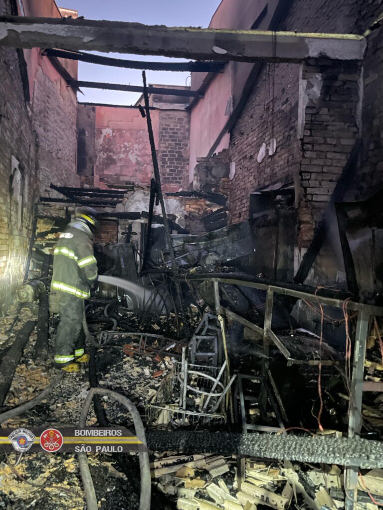 Bar pega fogo e fica destruído no pátio do Mercadão de Taubaté