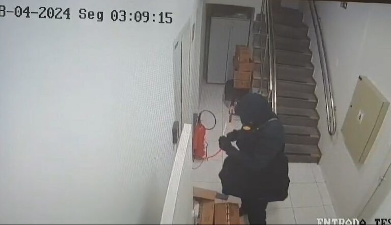 Novas imagens mostram ação de criminosos em agência