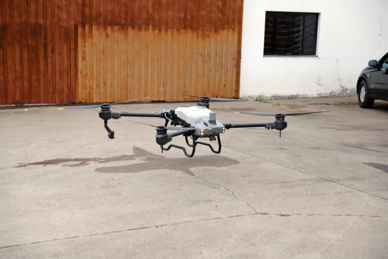 Drone com aplicação de inseticida começa em cidade no interior de sp