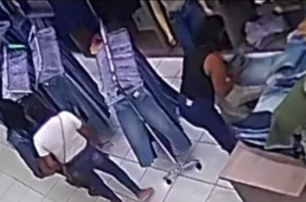 “Esquadrão da moda”: Trio de mulheres roubam 40 calças jeans de comércio em Praia Grande