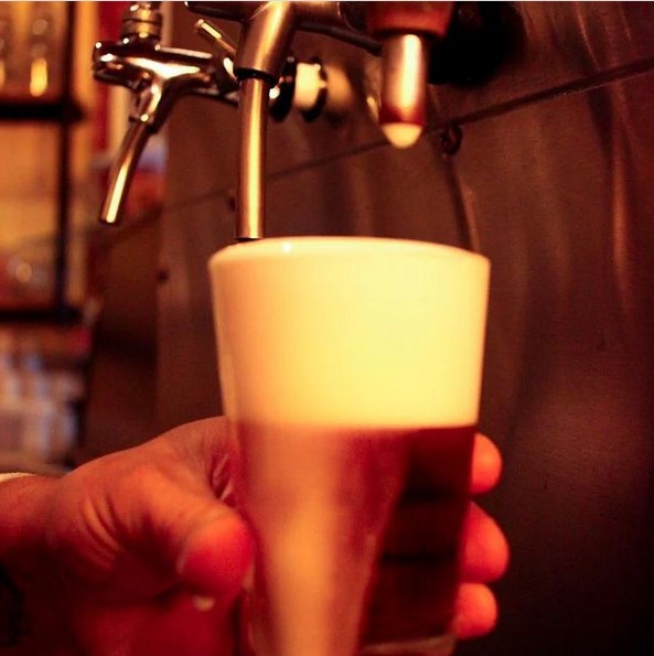 Bar viraliza com chopp grátis para 'cornos'