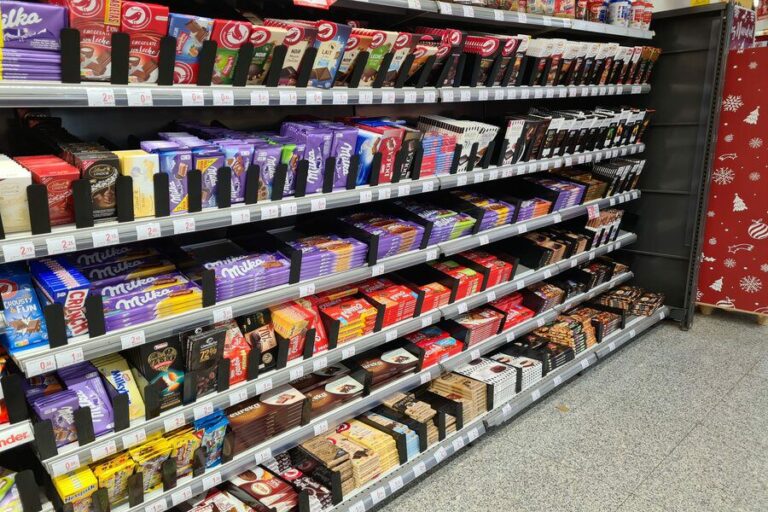 Ao tentar roubar chocolates em mercado, homem agride segurança com soco e é detido