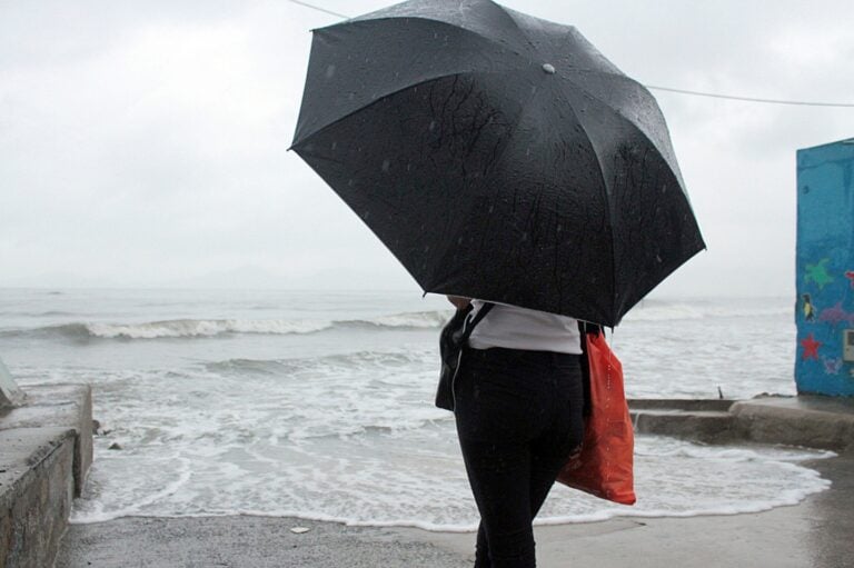 Prepare o guarda-chuva: Semana começa com chuva e frio nas cidades da região