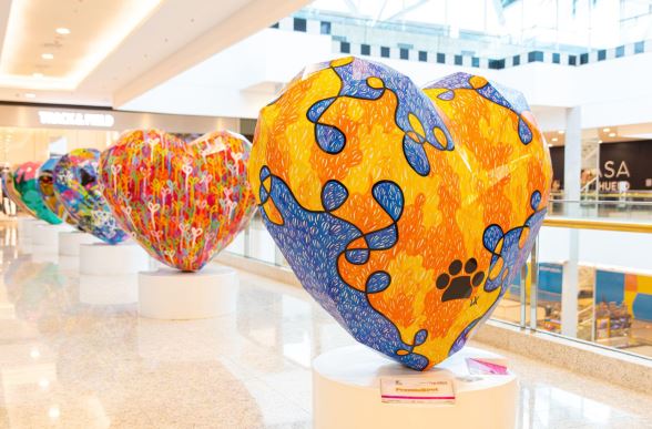 Corações gigantes vão colorir corredores de Shopping em Santos em comemoração ao Dia das Mães